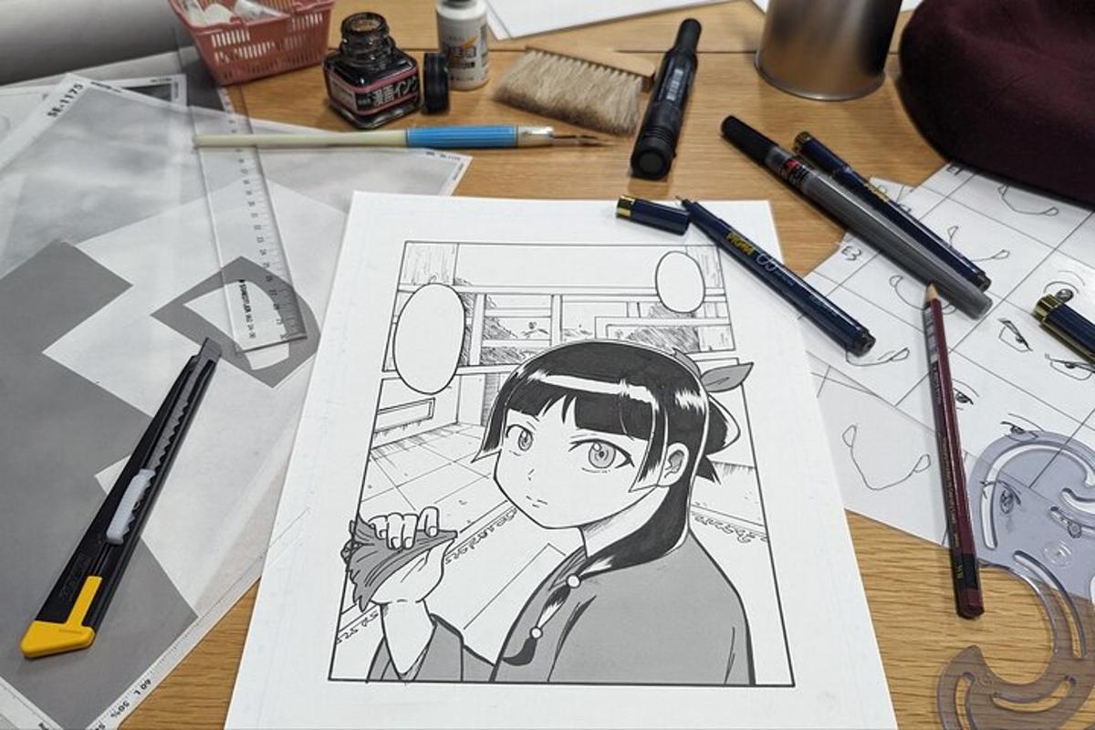 um desenho de uma menina em uma mesa com canetas