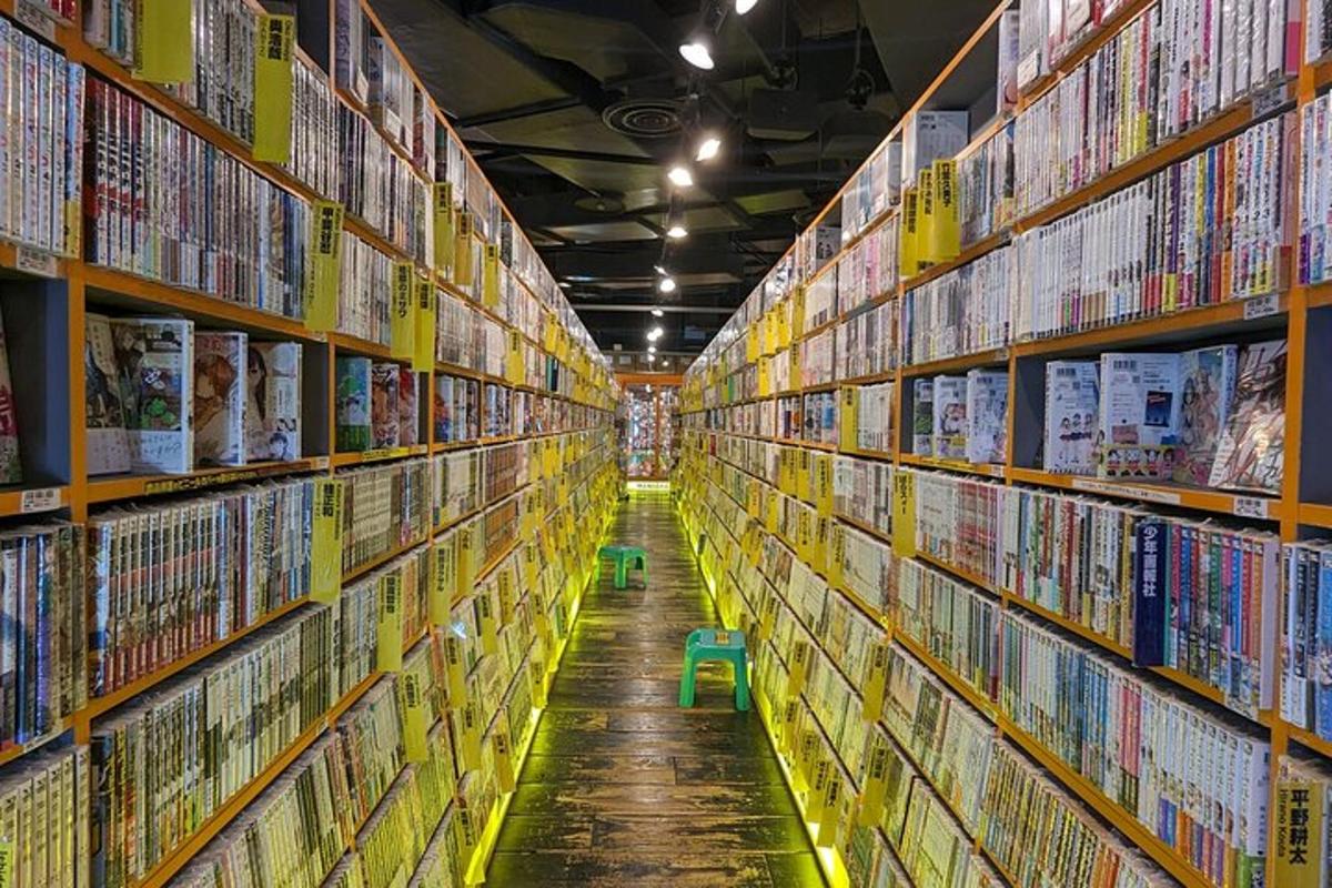 um corredor de uma biblioteca cheio de livros