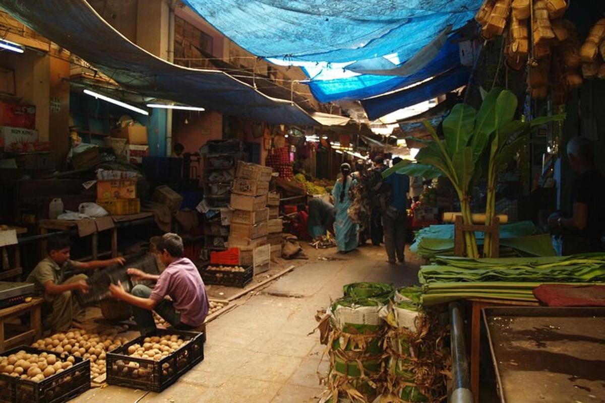 un mercato con due uomini che lavorano in un mercato con prodotti ortofrutticoli