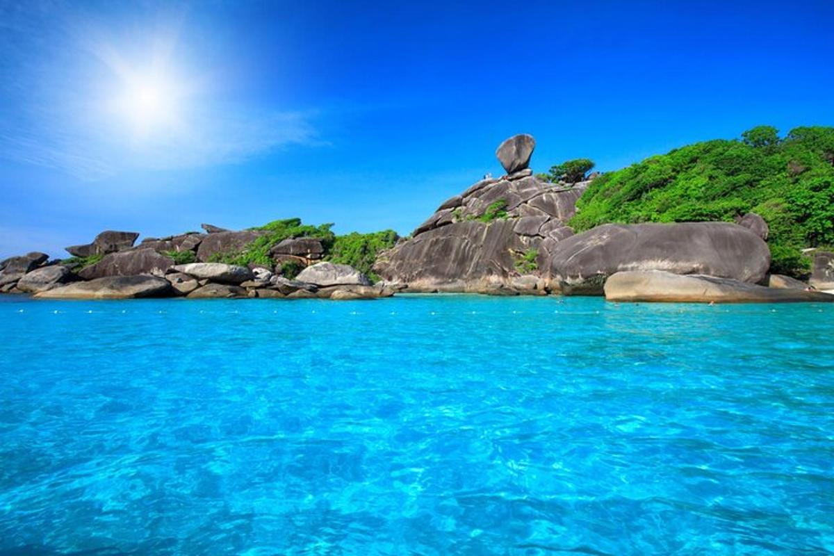 eine Insel im Ozean mit blauem Wasser