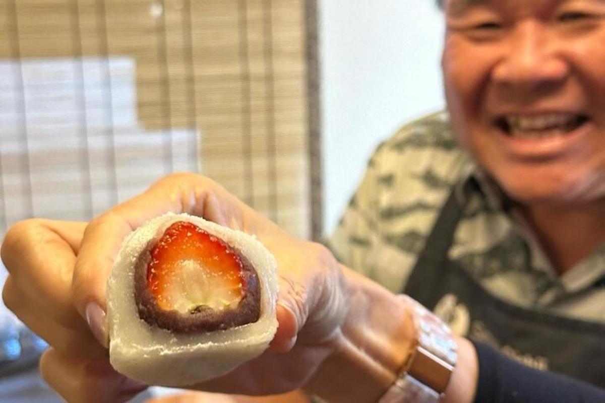 isang lalaki na may hawak na isang piraso ng pagkain sa kanyang kamay