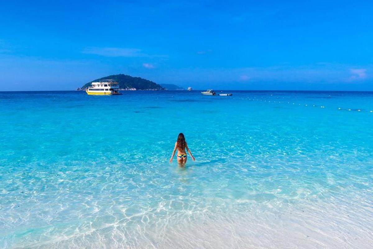ženska, ki stoji v vodi na plaži