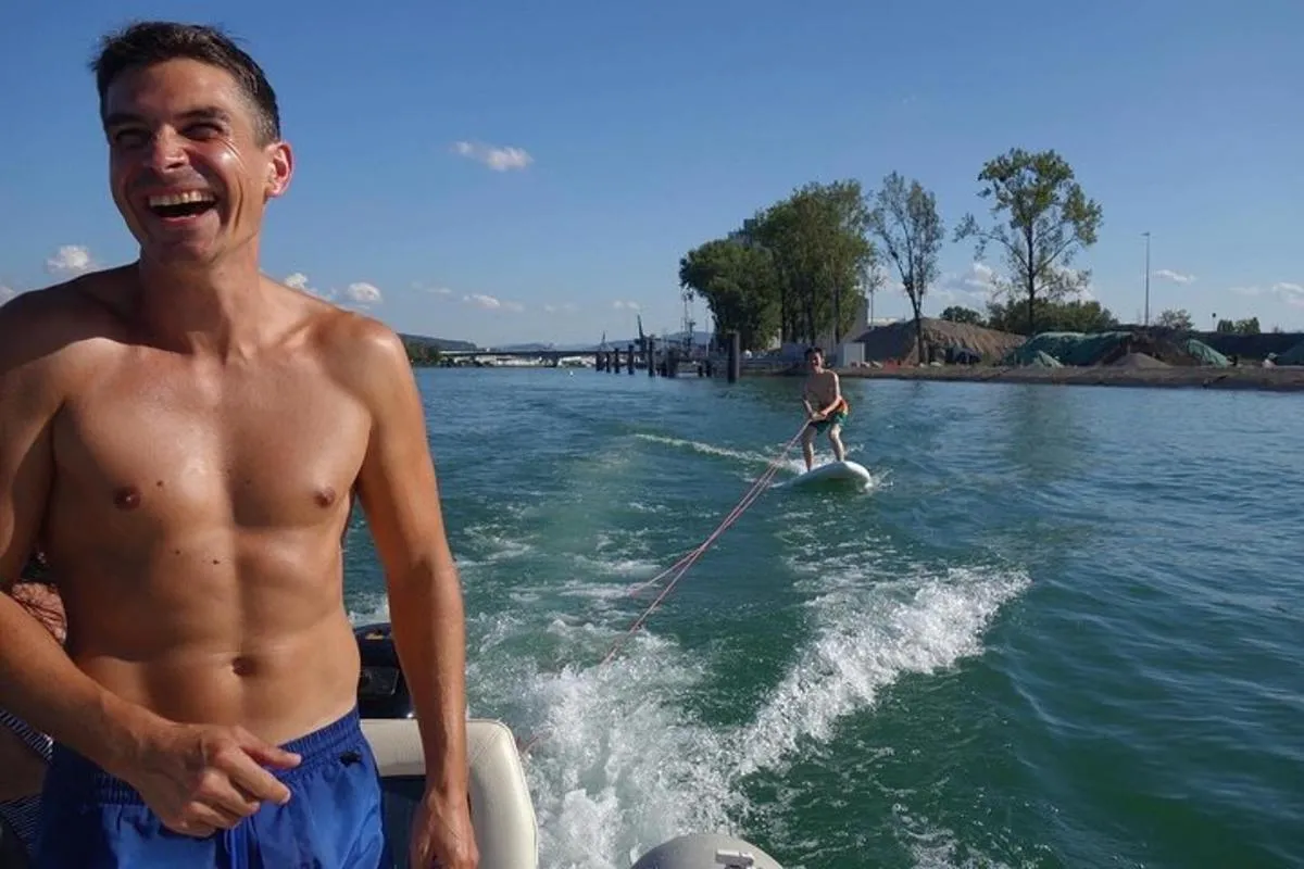 Hydroptère et surf sur le Rhin derrière un bateau à moteur – photo 4