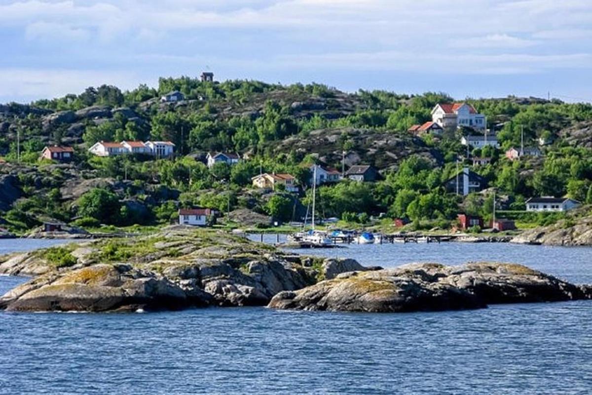 una piccola isola in uno specchio d'acqua con case