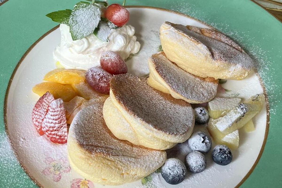 ビスケットとフルーツとホイップクリームのプレート