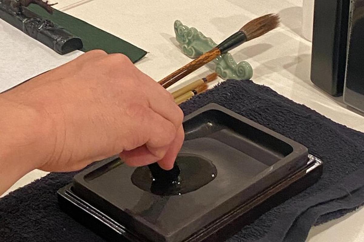 osoba používá štětec na tabletu
