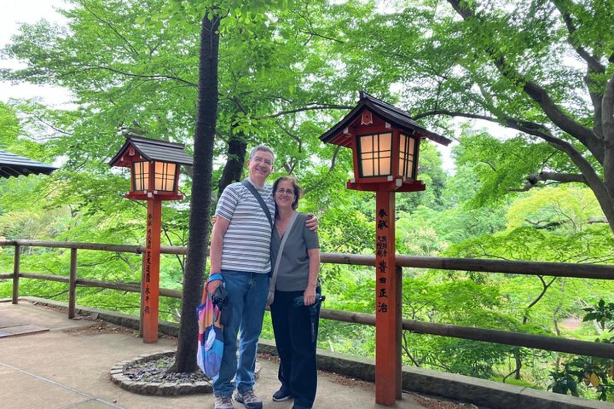 二つの光の前に立っている男性と女性