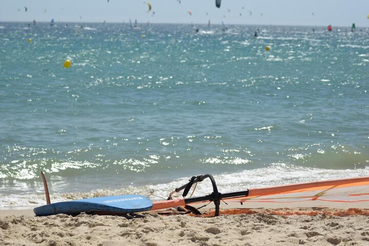 surfovací prkno ležící na pláži u oceánu