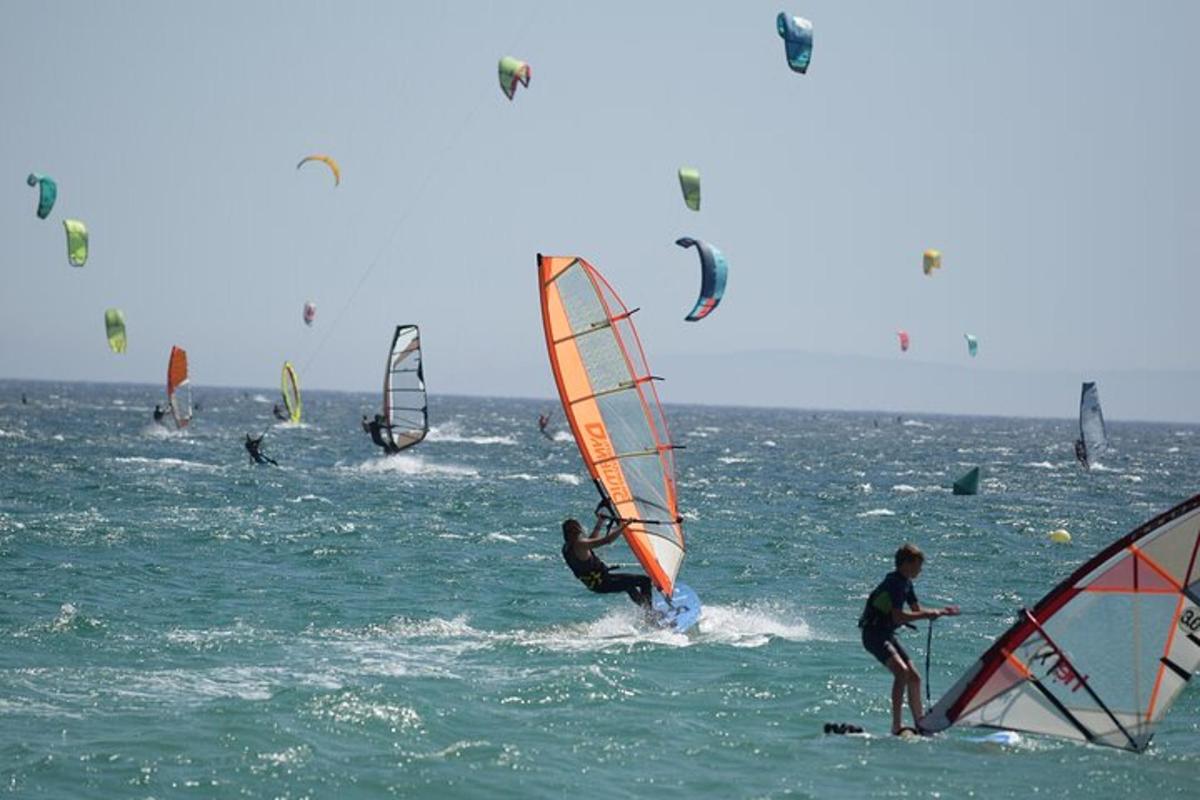 Un grupo de personas haciendo windsurf en el océano