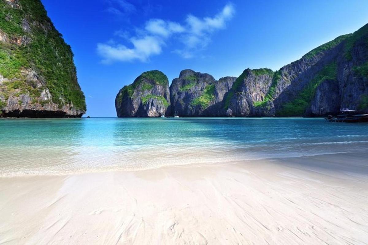 una platja a les Filipines amb penya-segats de pedra calcària