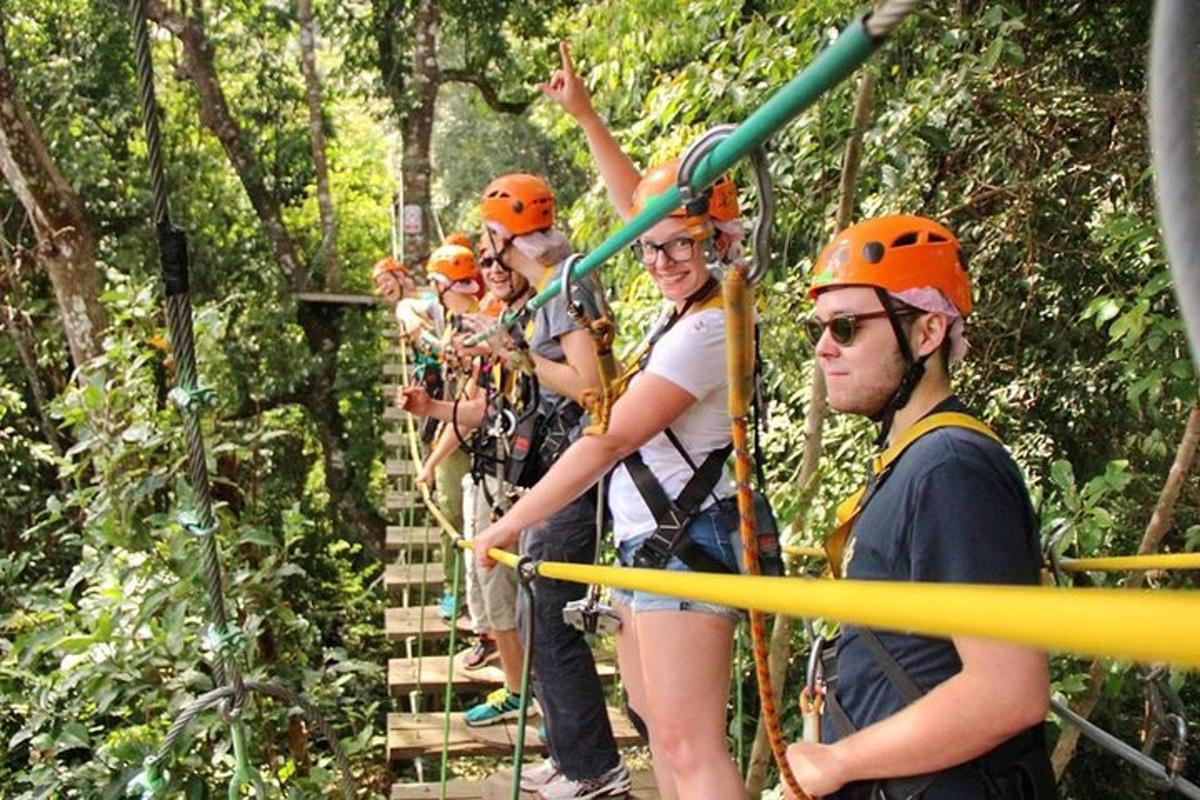 eine Gruppe von Menschen auf einer Seilrutsche im Dschungel