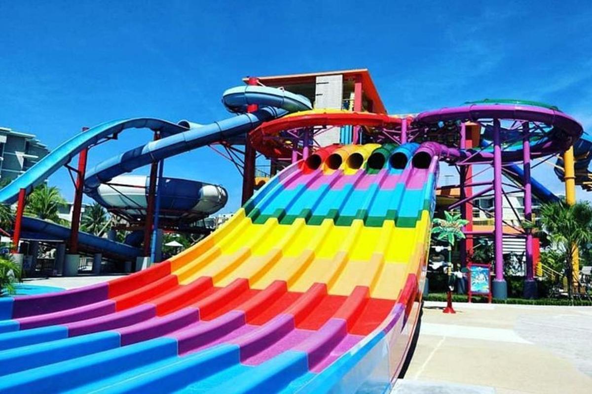 roller coaster berwarna-warni di taman