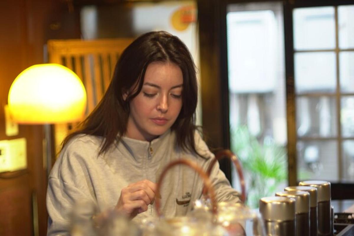 una giovane donna seduta a un tavolo che guarda