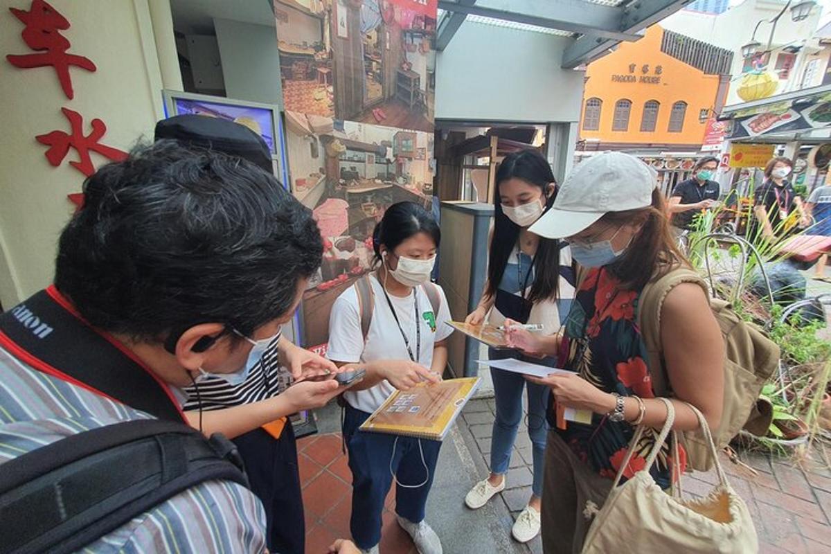 một nhóm người đeo khẩu trang đang nhìn vào điện thoại di động của họ