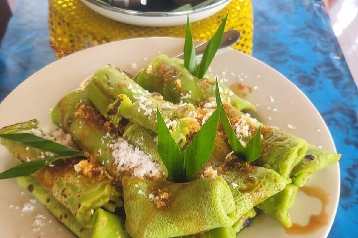 un piatto di cibo su un tavolo