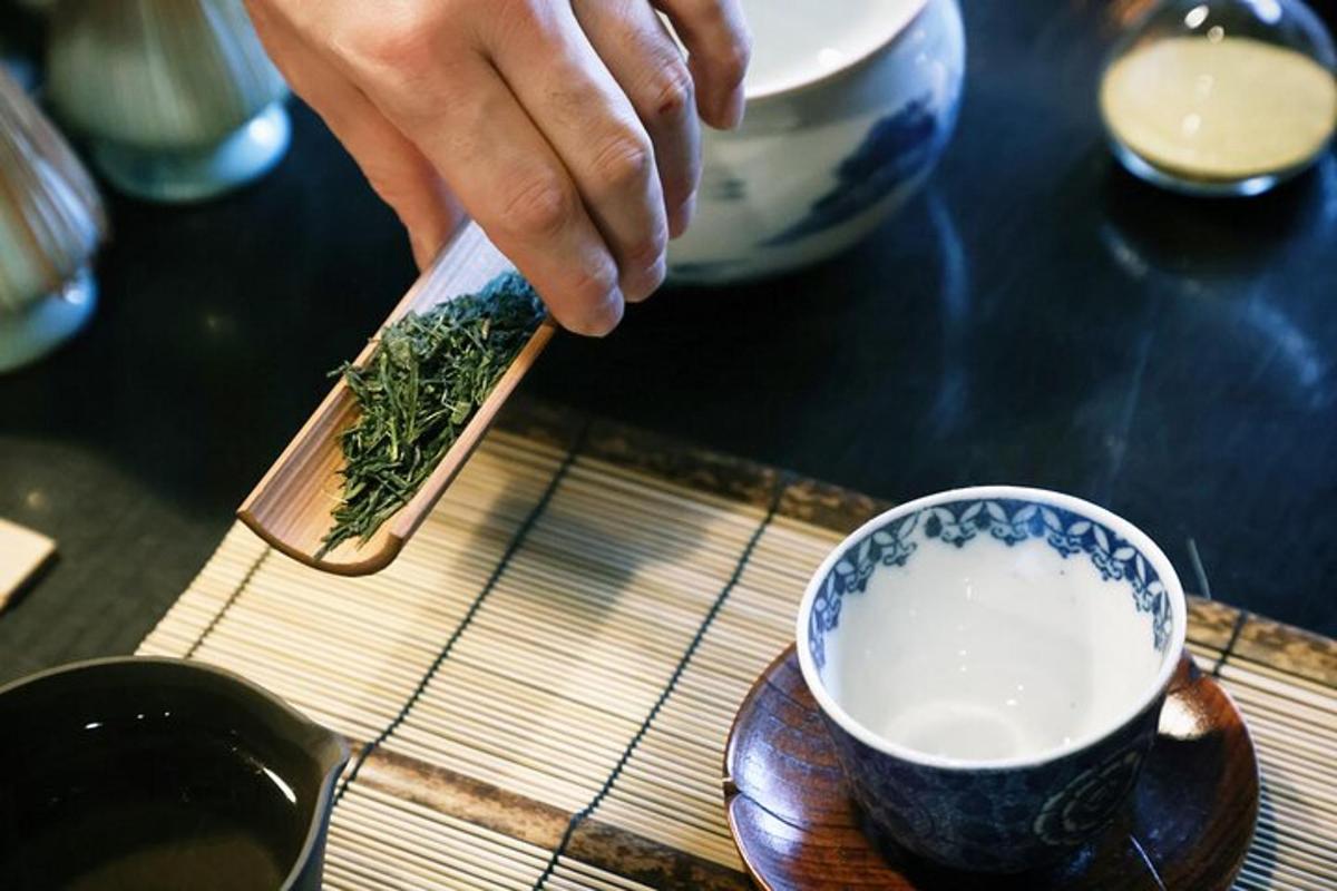 una persona tiene in mano un cucchiaio con una tazza di caffè