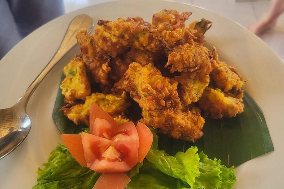 un piatto di cibo con pollo, lattuga e pomodoro