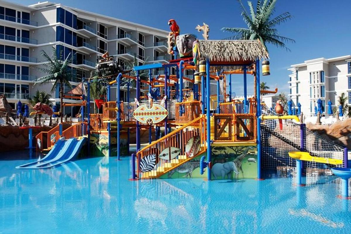 taman air dengan gelongsor air di kolam renang