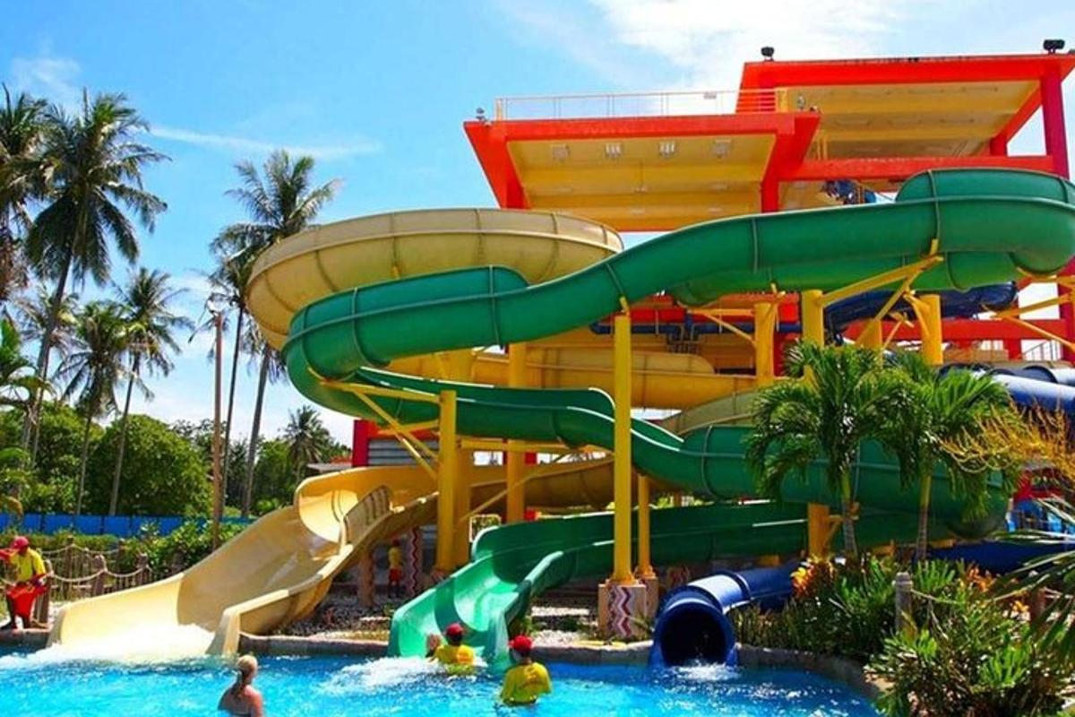 gelongsor air di taman air