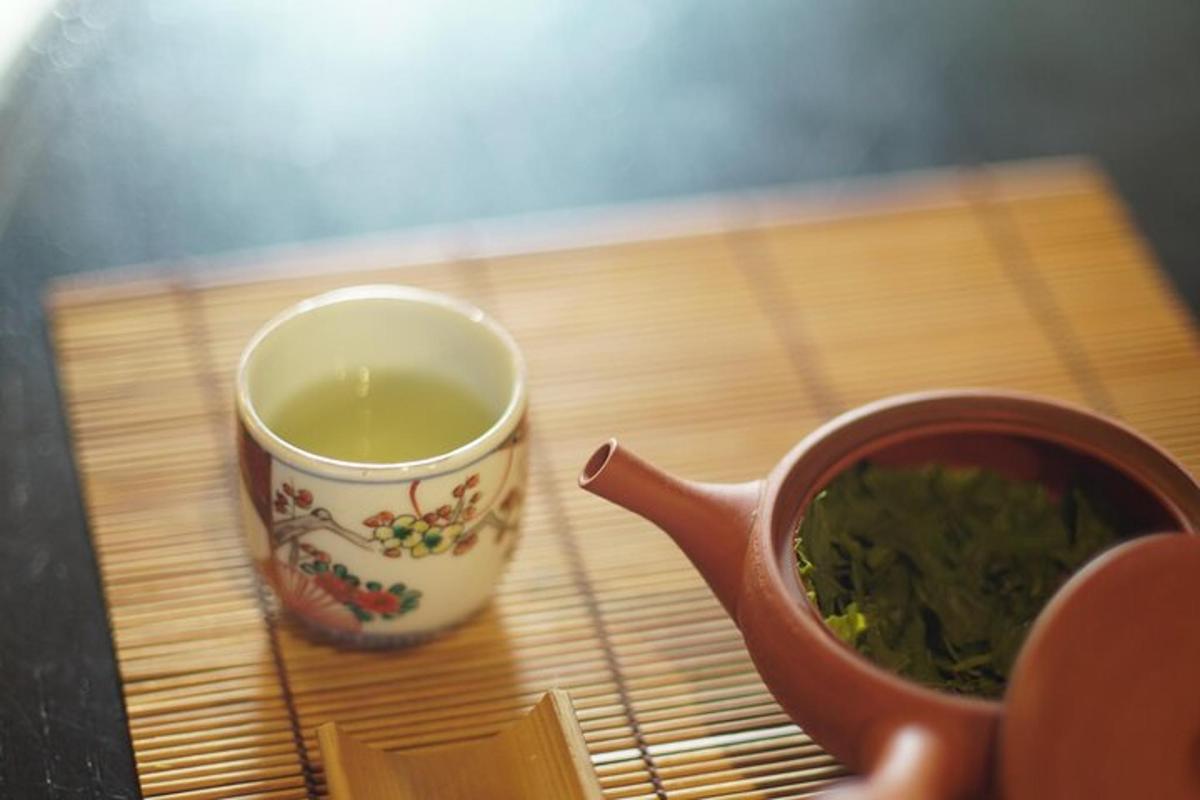 una tazza di tè accanto a una tazza di tè verde