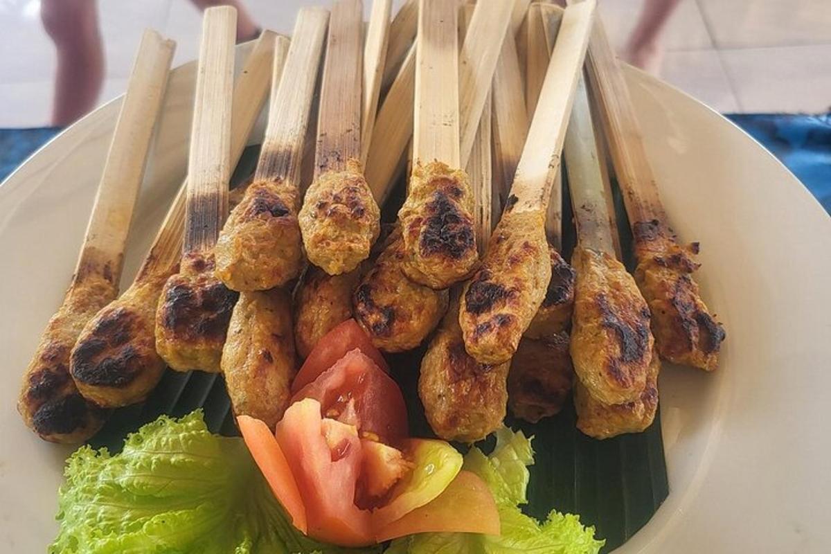 un piatto di cibo con spiedini di carne e verdure