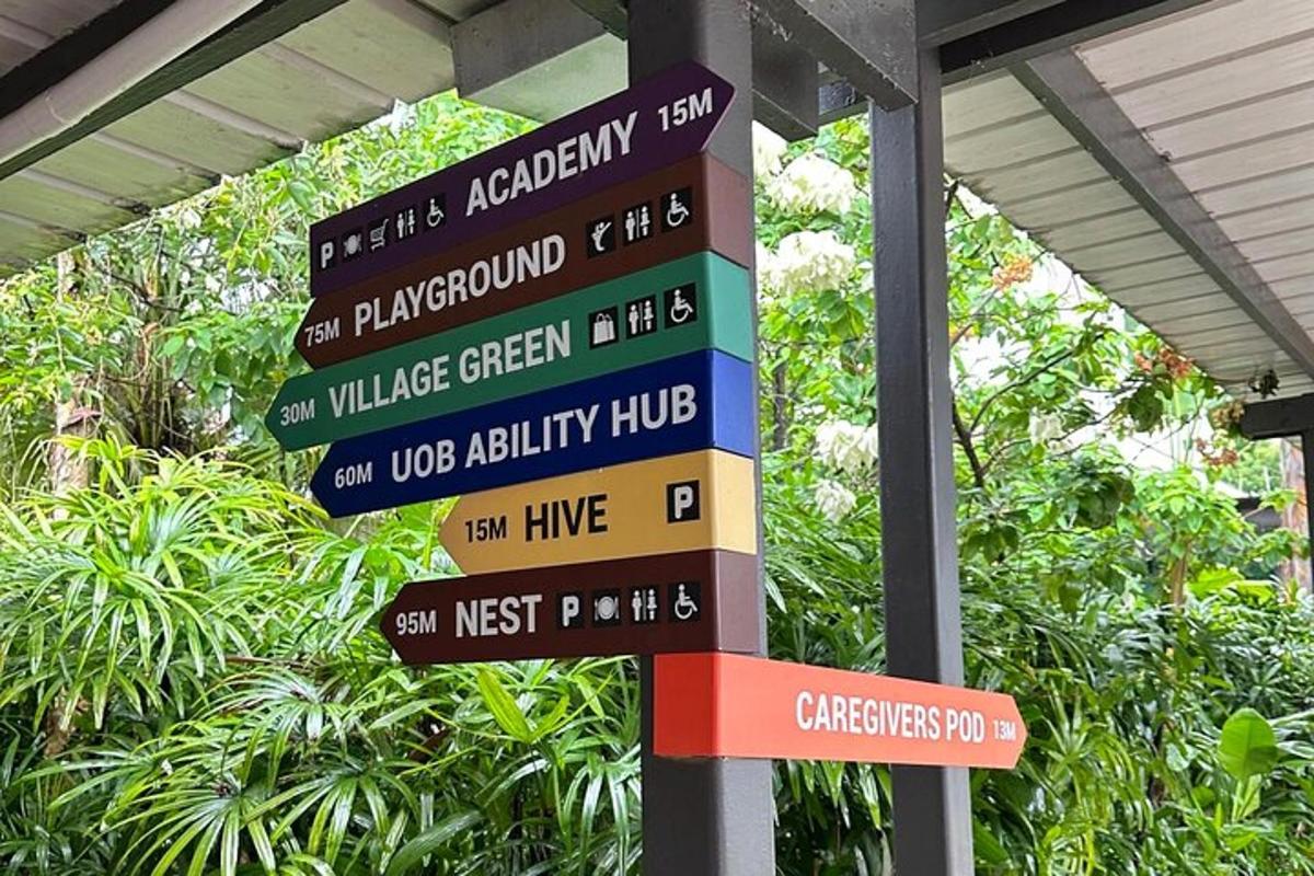 uma placa de rua com muitas placas de rua diferentes