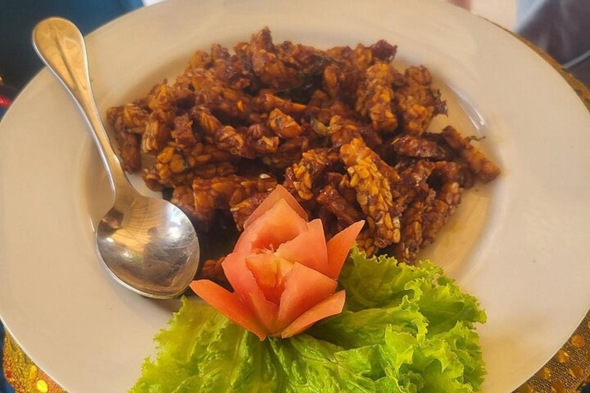 un piatto di cibo con carne e lattuga e un cucchiaio