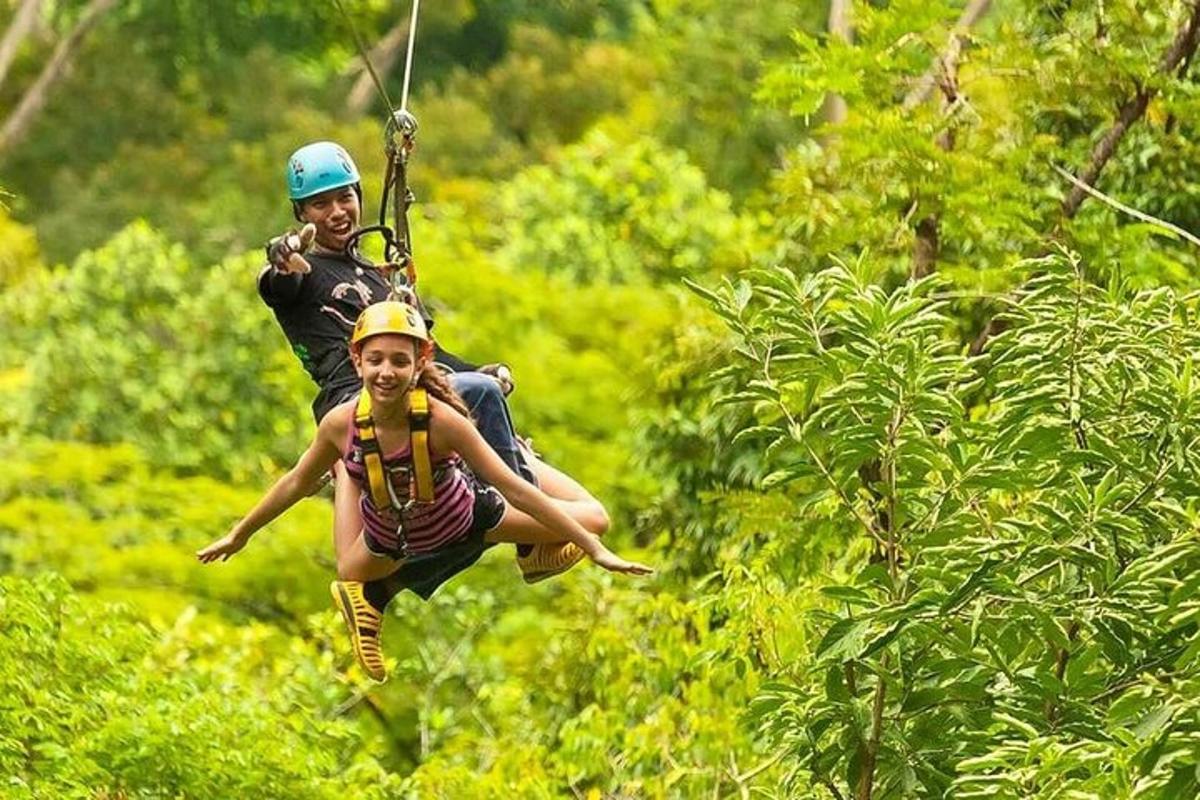 un uomo e una ragazza su una teleferica