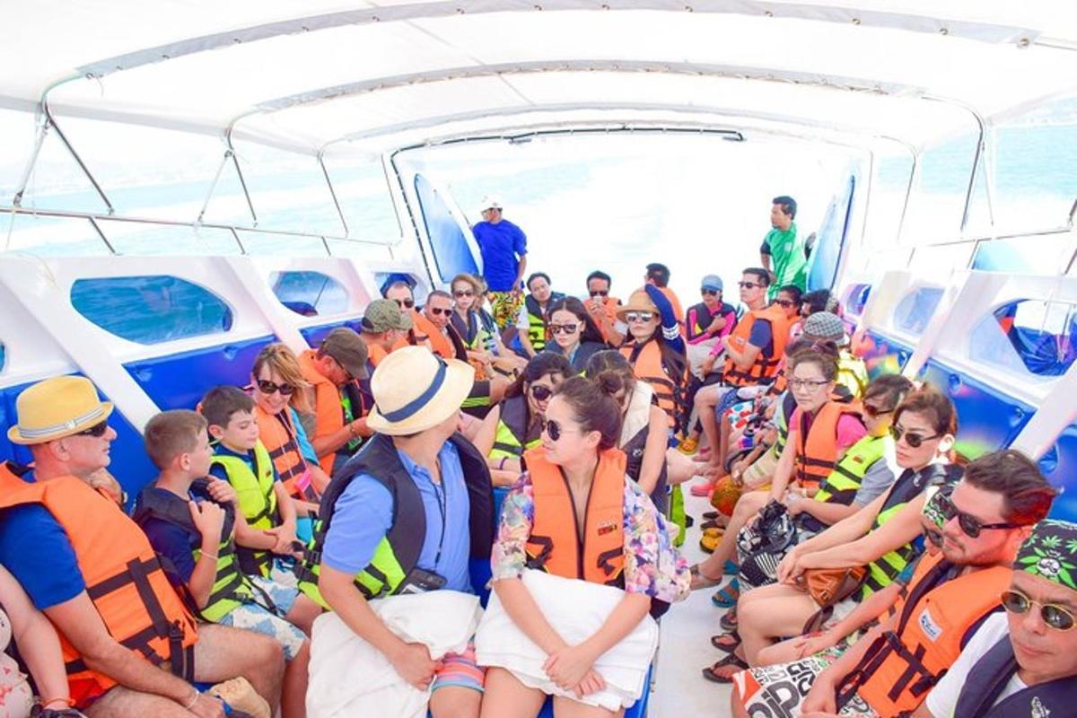 un grand groupe de personnes assises sur un bateau