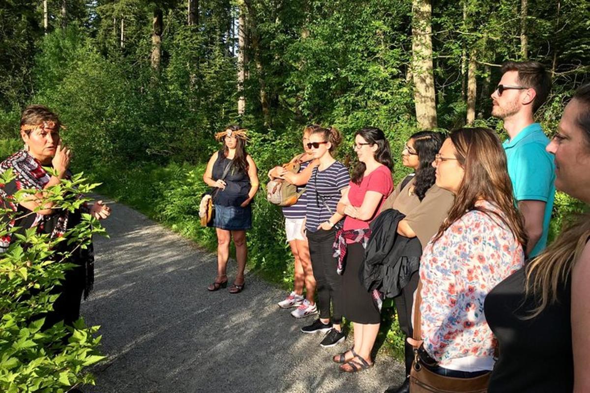 un grup de oameni care stăteau pe o cărare în pădure