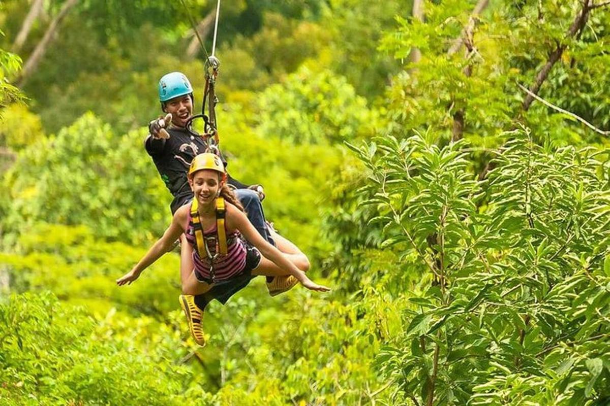 muškarac i djevojka na ziplineu