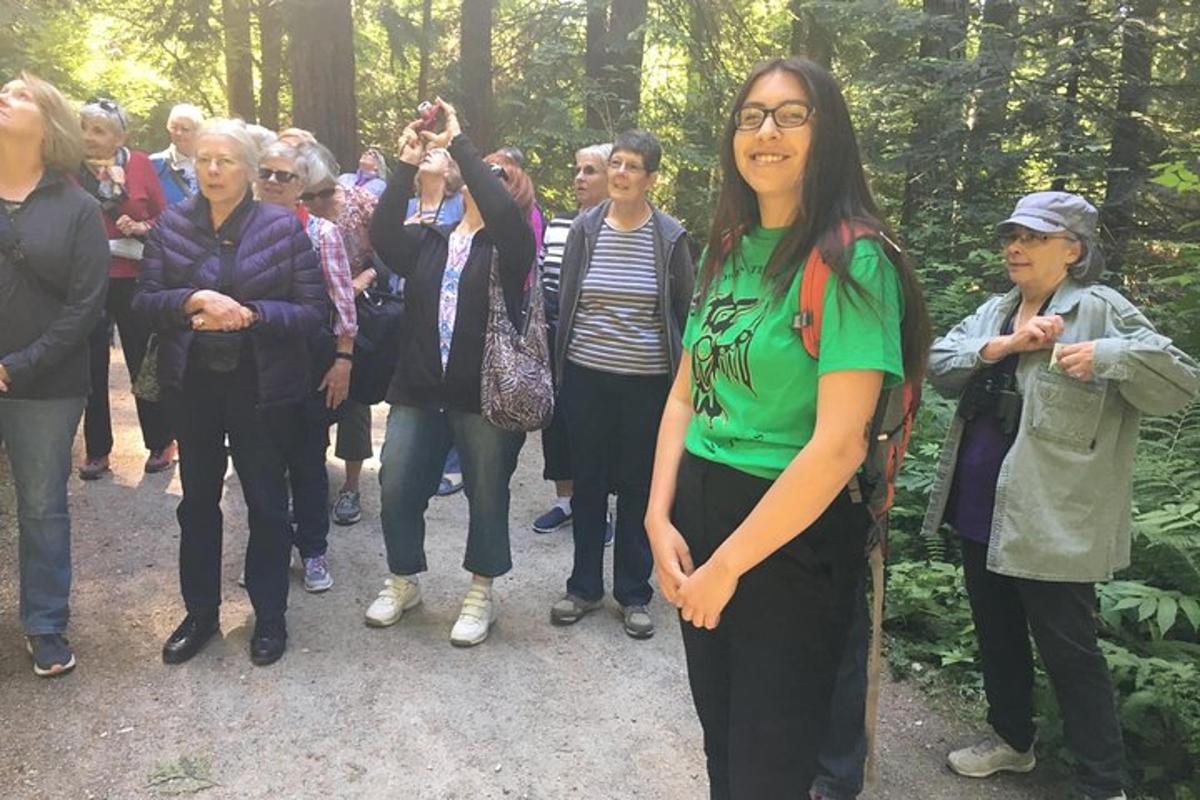 grupp inimesi, kes seisavad metsas ringi