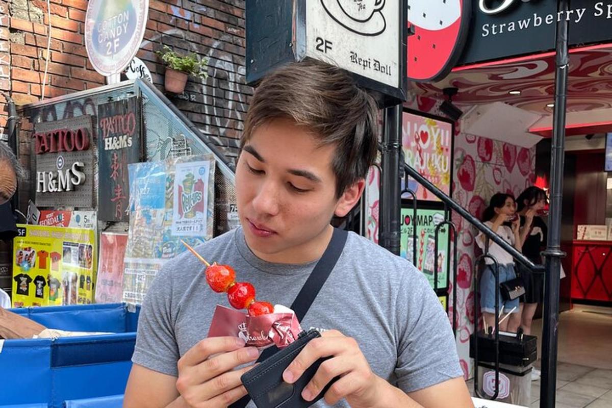 un ragazzino che guarda un cellulare con dei pomodori sopra