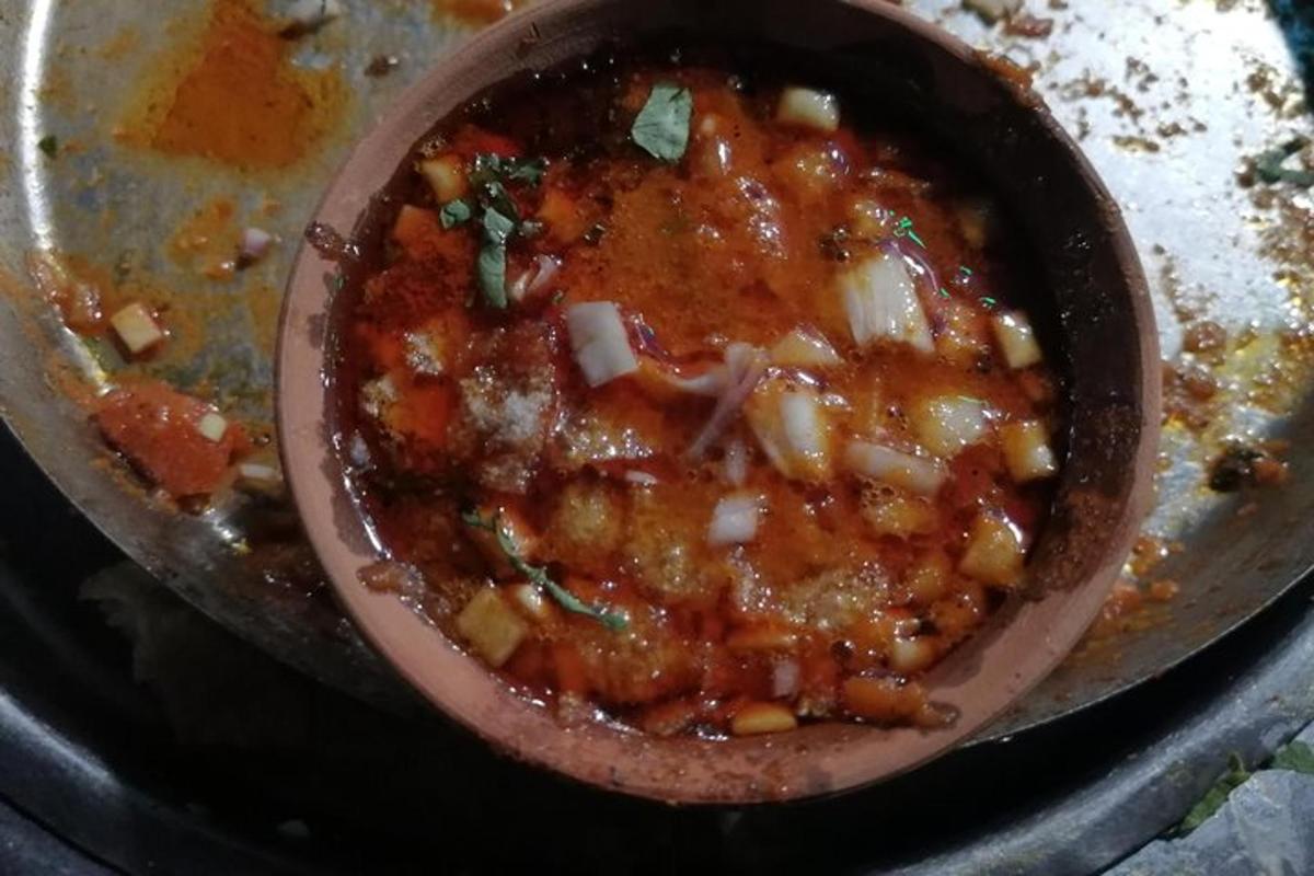 semangkuk makanan duduk di atas meja