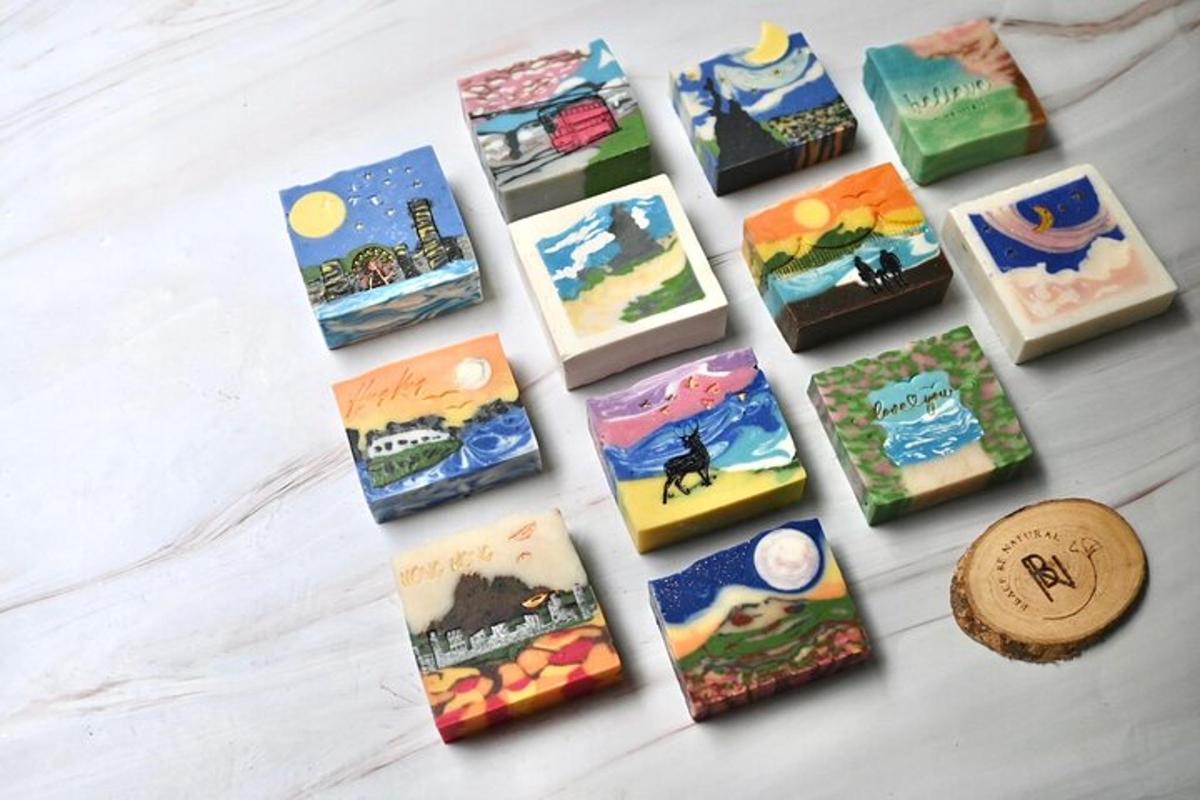 um grupo de cartas e um biscoito ao lado
