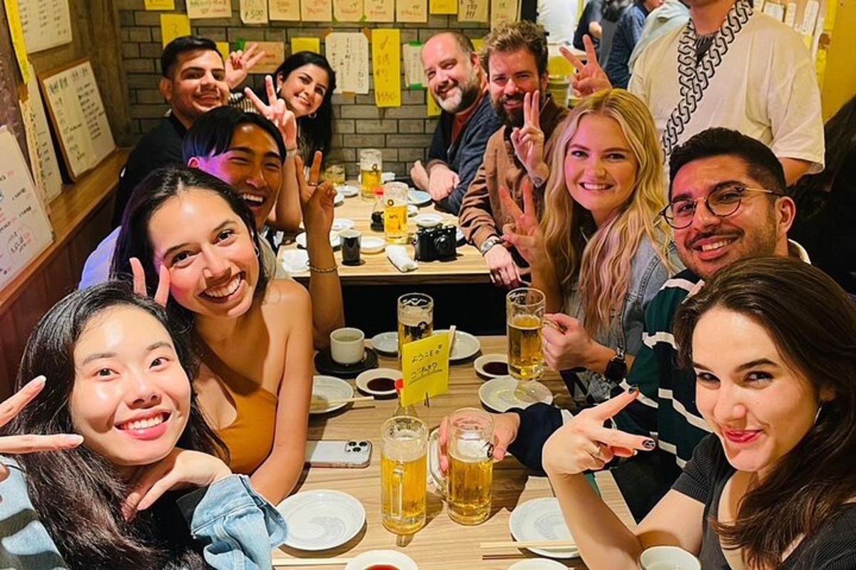 un grupo de personas sentadas en una mesa
