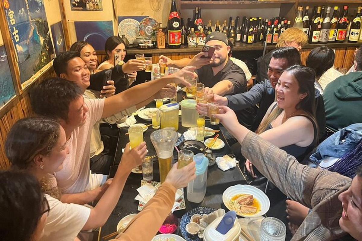Un grupo de personas sentadas alrededor de una mesa bebiendo champán.