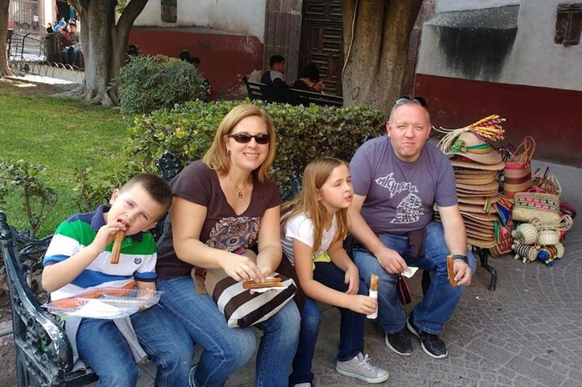 skupina lidí sedících na lavičce v parku