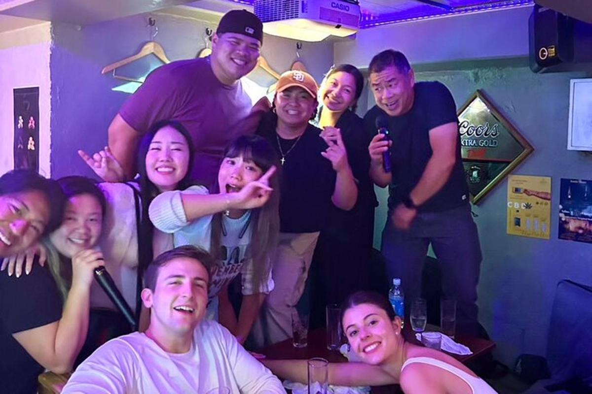 Un grupo de personas posando para una foto en una habitación.
