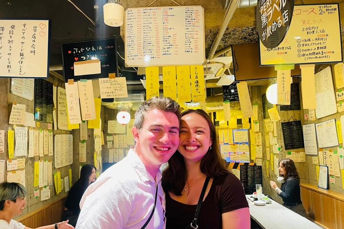 Un hombre y una mujer posando para una foto en un restaurante.