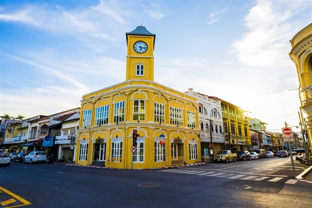 um prédio amarelo com uma torre do relógio no topo