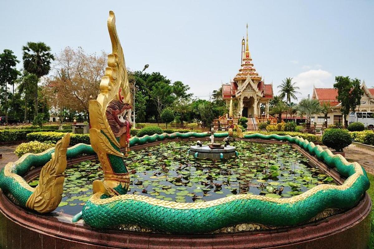 uma fonte em um lago com patos dentro