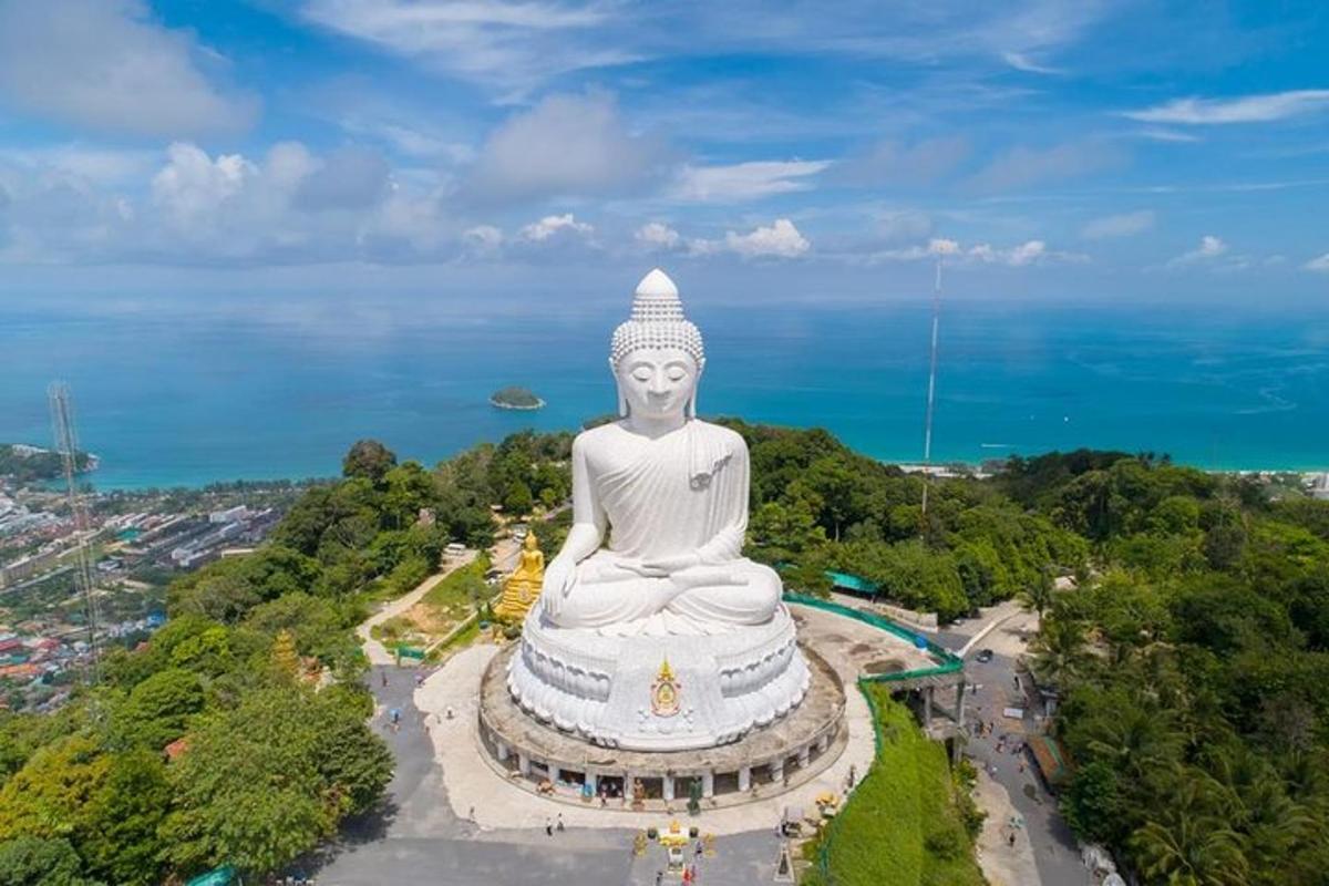 uma vista aérea de uma grande estátua em frente ao oceano