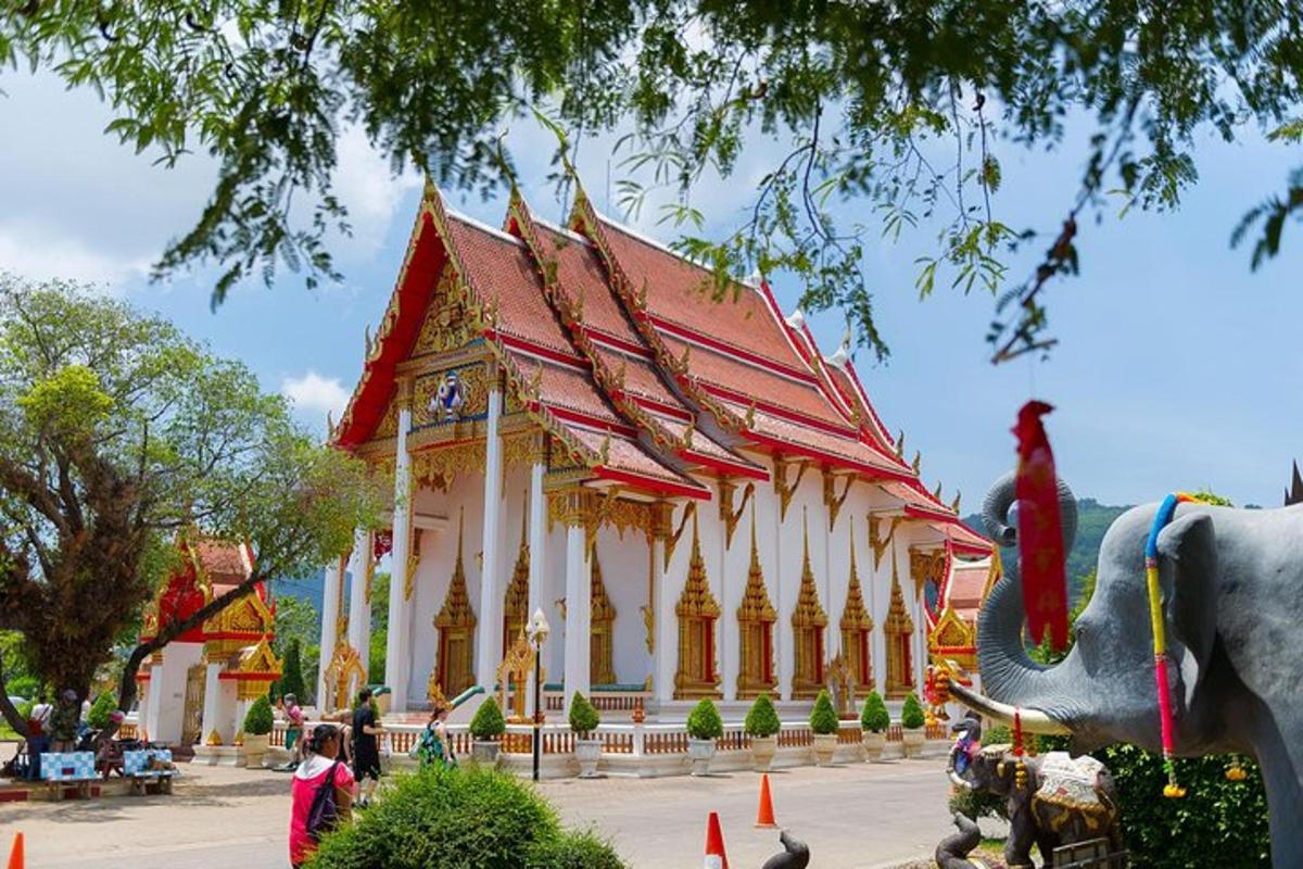 un temple amb un elefant al davant