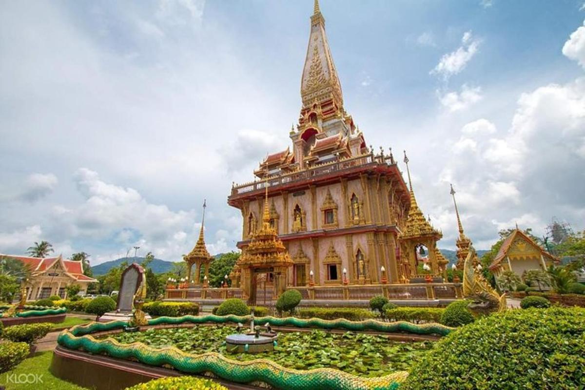 um grande edifício com uma fonte em frente a um jardim