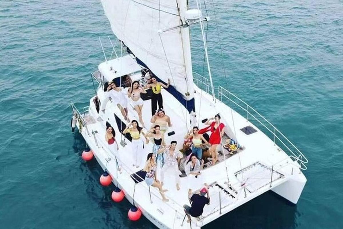 sekelompok orang di atas perahu layar di air