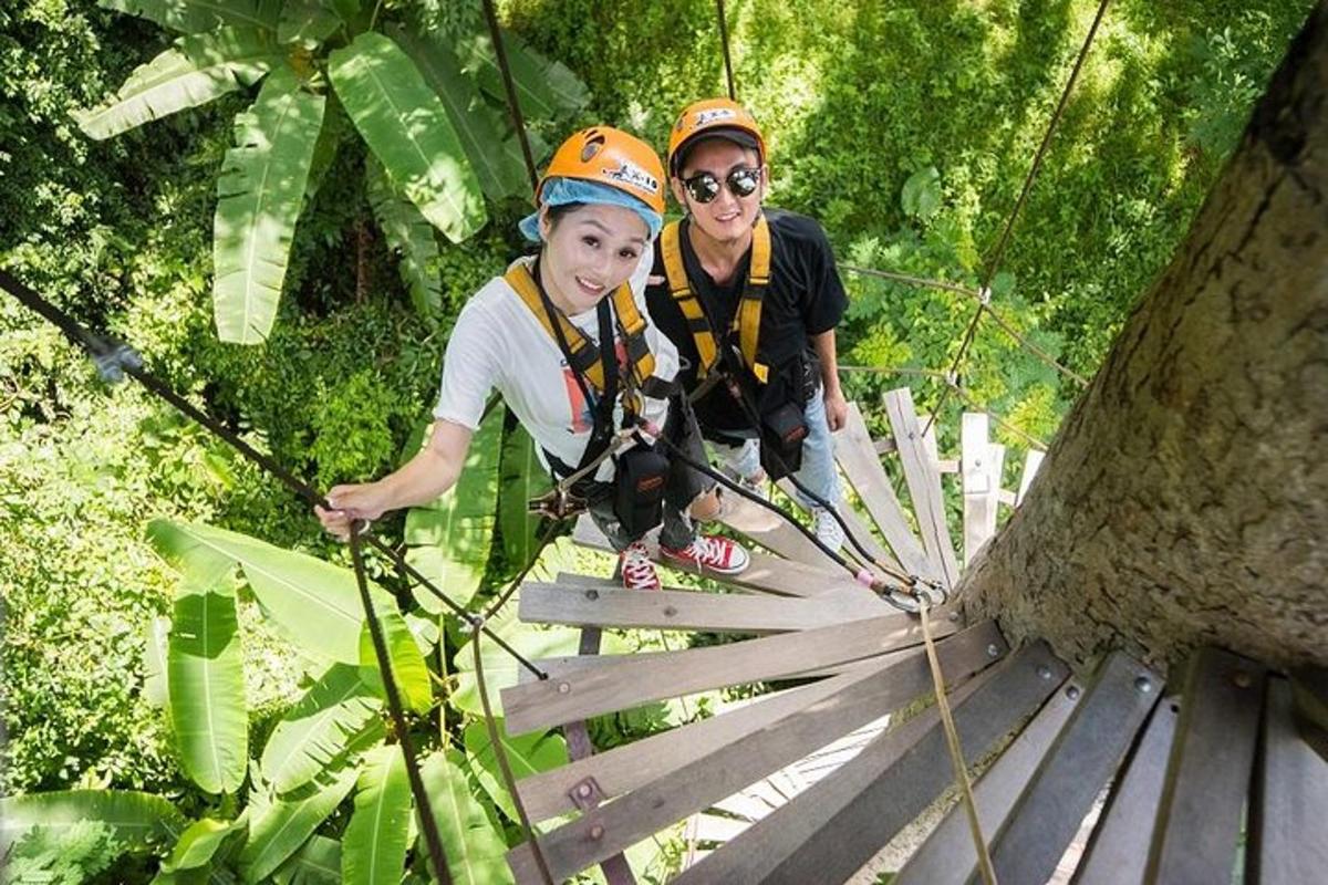 dua anak di jalur zipline di hutan