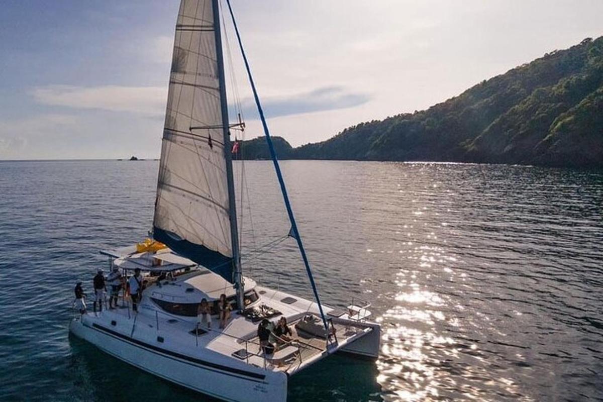 un gruppo di persone su una barca a vela in acqua