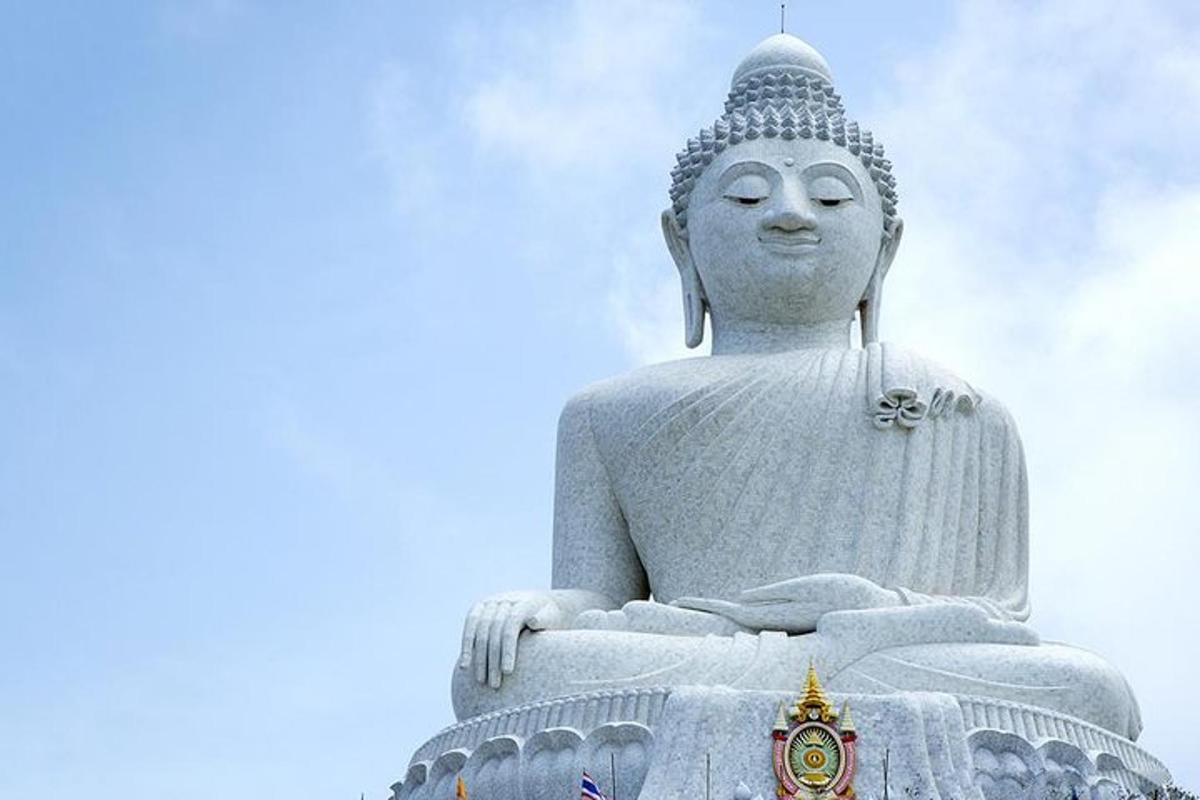 una grande statua di fronte a un cielo nuvoloso