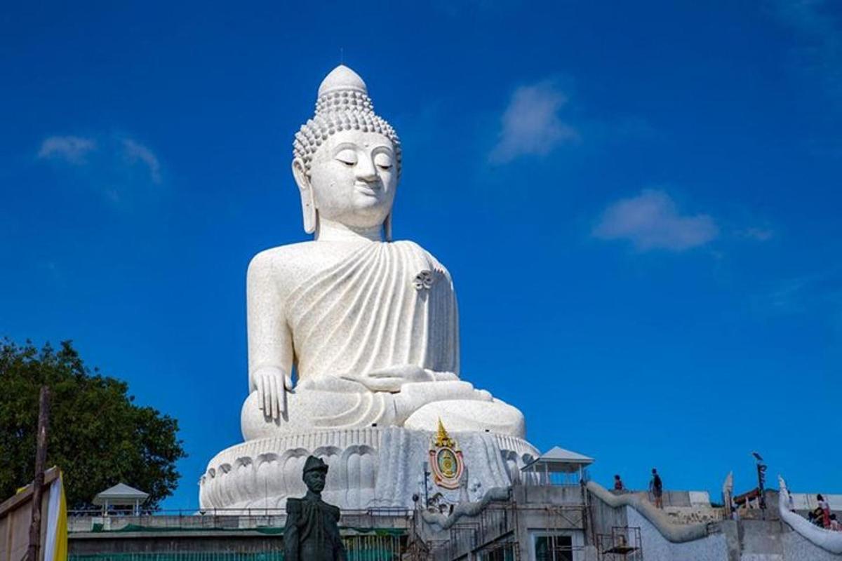 una grande statua bianca di fronte a un edificio